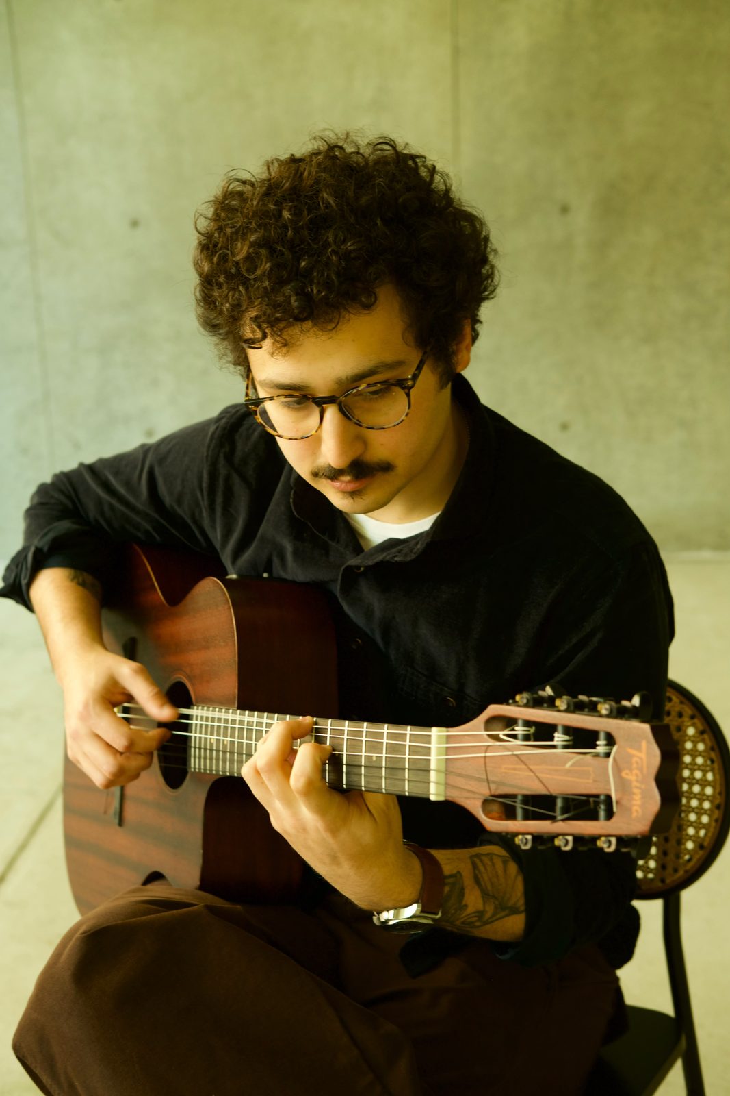 Edu Herédia playing nylon-string guitar