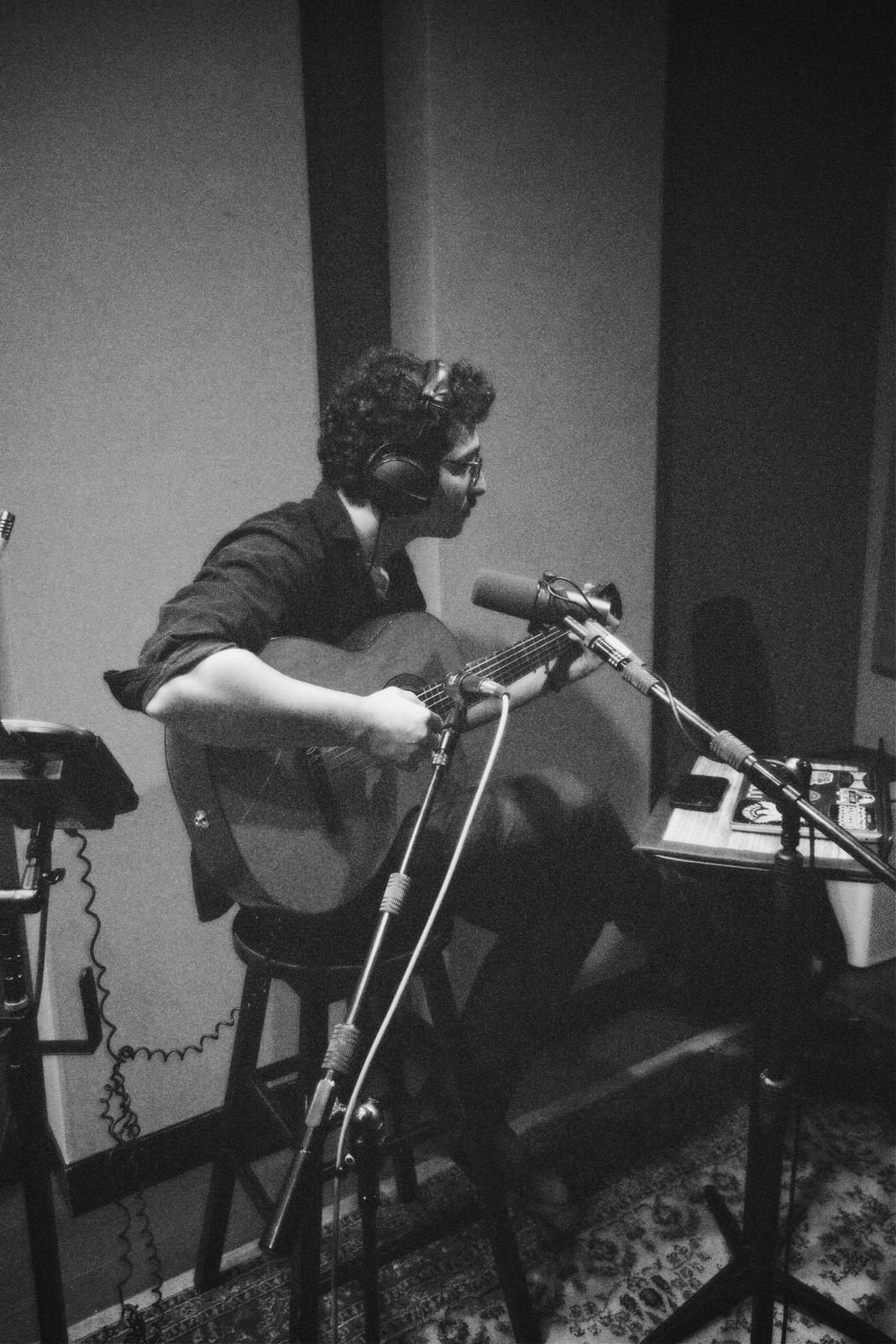 Edu Herédia recording guitar in the studio, black and white